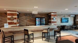 a bar in a restaurant with chairs and tables at الفرسان المتحده للشقق المخدومه الفيصليه ALFURSAN ALMOTAHIDA ALFAISALIA dist in Jeddah