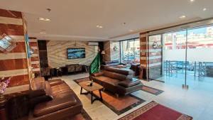 a living room with a couch and a table at الفرسان المتحده للشقق المخدومه الفيصليه ALFURSAN ALMOTAHIDA ALFAISALIA dist in Jeddah