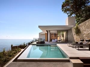阿克罗蒂Opsis villas, A beachfront & architectural retreat的海滨房屋 - 带游泳池