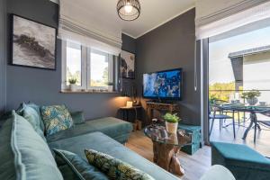 un salon avec un canapé et une table dans l'établissement Apartament Pod Małą Czantorią - Dream Apart, à Ustroń