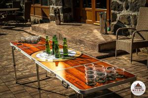 een tafel met daarop flessen en bekers bij Bucsin menedékház in Bucin