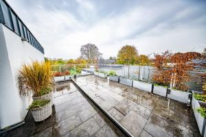 a balcony with potted plants on a building at Ferienwohnung Auerose in Wesel