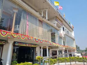 un bâtiment avec une guirlande de drapeaux dessus dans l'établissement Hotel New Gurudeo Basera And Family Restaurant, à Aurangābād