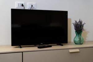 a flat screen tv sitting on top of a dresser at Zambianchi Studio - Sostify in Bergamo