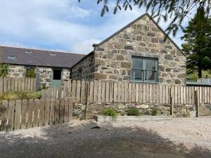 奥福德Barclay’s But n Ben的石屋前的木栅栏