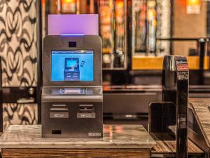 東京にあるアパホテル〈東京大島〉のテーブルの上に置かれた公衆電話