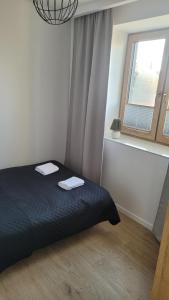 une chambre avec un lit avec deux serviettes dessus dans l'établissement Apartament Floriana, à Radom