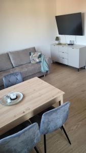 un salon avec une table et un canapé dans l'établissement Apartament Floriana, à Radom