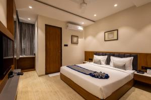 Ένα ή περισσότερα κρεβάτια σε δωμάτιο στο Pravasa Stay, Bapat Square +5 φωτογραφίες