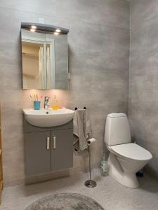 Koupelna v ubytování Apartment in Uddevalla city center + 4 fotografie