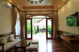 TV a/nebo společenská místnost v ubytování Phi Yen Eco Resort Can Tho