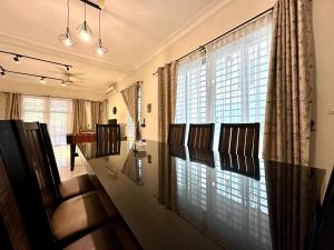 Posezení v ubytování BNB Casa Grande at Rawang - spacious, 15 pax and WiFi + 42 fotografií