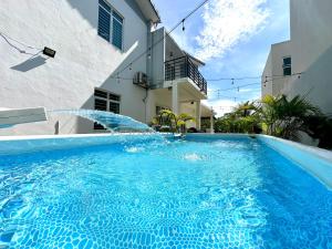 Bazén v ubytování BNB Casa Grande at Rawang - spacious, 15 pax and WiFi nebo v jeho okolí