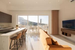 TV a/nebo společenská místnost v ubytování Elegant 3-bed House W Jacuzzi, Sea Views & Lift