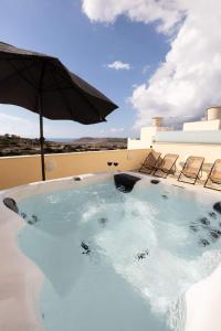 Bazén v ubytování Elegant 3-bed House W Jacuzzi, Sea Views & Lift nebo v jeho okolí