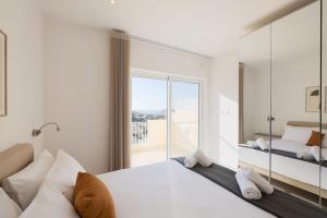 Postel nebo postele na pokoji v ubytování Elegant 3-bed House W Jacuzzi, Sea Views & Lift