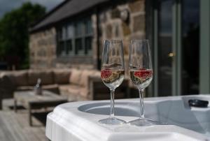 奥福德Barclay’s But n Ben的桌上放着两杯酒 更多42张照片