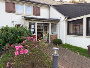 Κήπος έξω από το Kyriad Rennes Nord Hotel