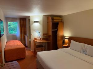 Ένα ή περισσότερα κρεβάτια σε δωμάτιο στο Kyriad Rennes Nord Hotel