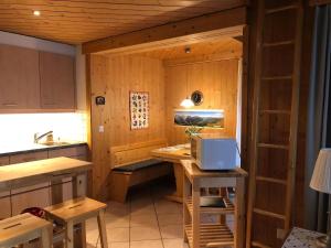 ハスリベルクにあるHaus Polluxのキッチン(テーブル、コンロ付)が備わる客室です。