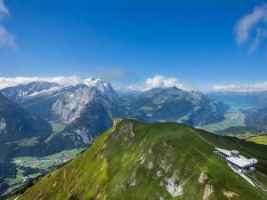 ハスリベルクにあるHaus Polluxの緑の山の斜面にある農場 +21枚の写真