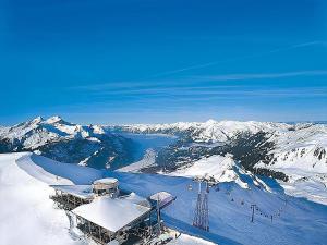 a ski lift on top of a snow covered mountain at Haus Pollux in Hasliberg +21 photos