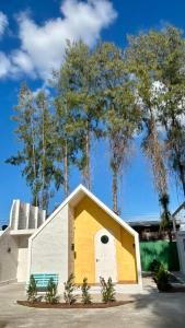 ein kleines Gebäude mit einer kleinen Tür vor Bäumen in der Unterkunft Dehut Boutique Homestay hut2 in Khon Kaen