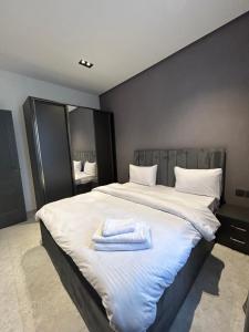 Una cama o camas en una habitación de SELA guest house