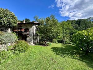 an old stone house in the middle of a yard at Casa del Sorriso in Costa