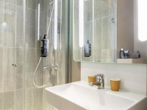 Koupelna v ubytování ibis Paris Ornano Montmartre Nord 18ème + 38 fotografií