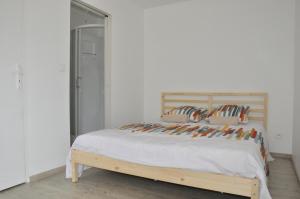 Postel nebo postele na pokoji v ubytování Studio de la villa à la fosse à l'âne