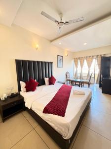 Postel nebo postele na pokoji v ubytování Hotel JB & Woodlark Zirakpur by Sidham Group of Hotels