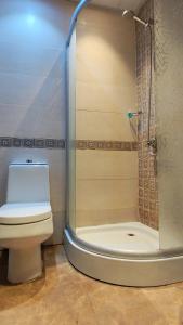 een badkamer met toilet en douche bij ارجان المتميزة للشقق المخدومة in Jeddah +34 foto's