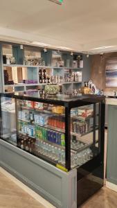 een vitrine in een winkel met eten en drinken bij ارجان المتميزة للشقق المخدومة in Jeddah