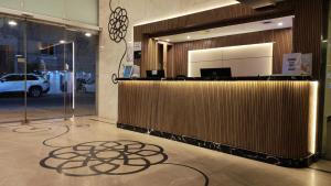 een lobby met receptie in een gebouw bij ارجان المتميزة للشقق المخدومة in Jeddah