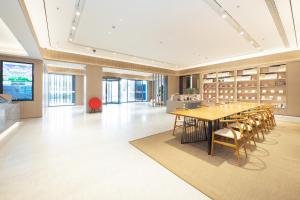 ein großes Esszimmer mit einem Tisch und Stühlen in der Unterkunft JI Hotel Shanghai Caohejing Hongcao Road in Shanghai