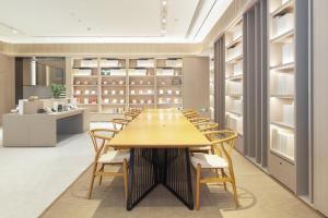 ein Konferenzraum mit einem langen Tisch und Stühlen in der Unterkunft JI Hotel Shanghai Caohejing Hongcao Road in Shanghai