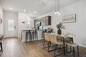 Η κουζίνα ή μικρή κουζίνα στο Luxurious Private Room, Parking, Garden, Close to Downtown Dallas