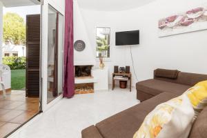 a living room with a couch and a fireplace at Apto Familiar frente a cala in Cala en Forcat
