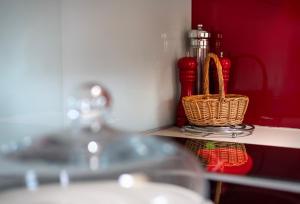 奥福德Barclay’s But n Ben的浴室柜台上的篮子