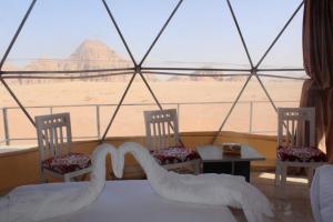 Nespecifikovaný výhled na hory nebo výhled na hory při pohledu z luxury tent