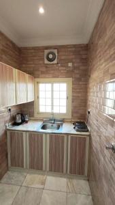 Η κουζίνα ή μικρή κουζίνα στο فندق لجين الفرسان lojain Alfursan hotel