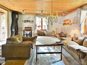 un salon avec deux canapés et une table dans l'établissement 4 person holiday home in HALLABRO-By Traum, à Hallabro