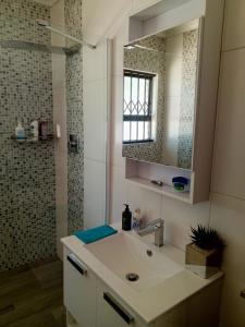 约翰内斯堡The getaway的浴室里有洗手池和镜子 更多36张照片