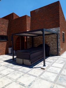 约翰内斯堡The getaway的砖砌建筑上，华盖下的床