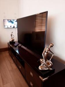 约翰内斯堡The getaway的客厅设有带平面电视的娱乐中心