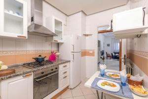 Η κουζίνα ή μικρή κουζίνα στο L'Oiseau Bleu Marsa Plage +3 φωτογραφίες