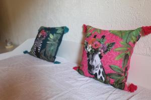 two pillows sitting on top of a bed at Casa Holamundo in Curtina