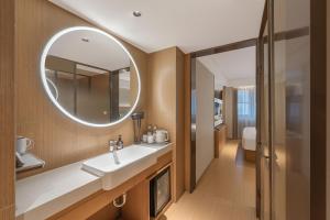 un bagno con lavandino e specchio di JI Hotel Beijing South Railway Station North Square a Pechino Altre 24 foto