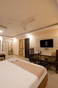 Μια τηλεόραση ή/και κέντρο ψυχαγωγίας στο Hotel Caves Premium Near Delhi Airport +38 φωτογραφίες